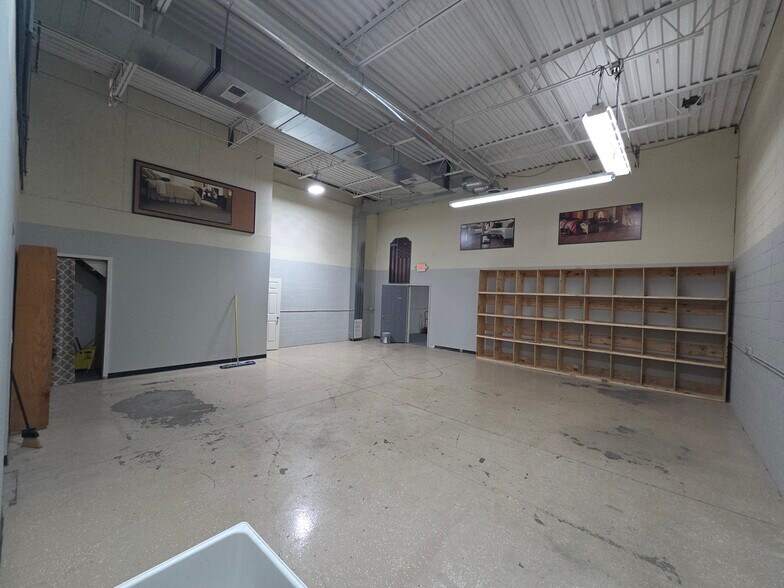 More Photos Of 14500-14550 E 11 Mile Rd, Warren Manufacturing For Lease