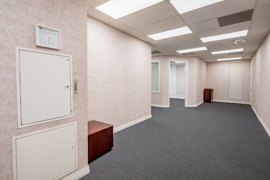 More Photos Of 844 E Sahara Ave, Las Vegas Loft Creative Space For Lease