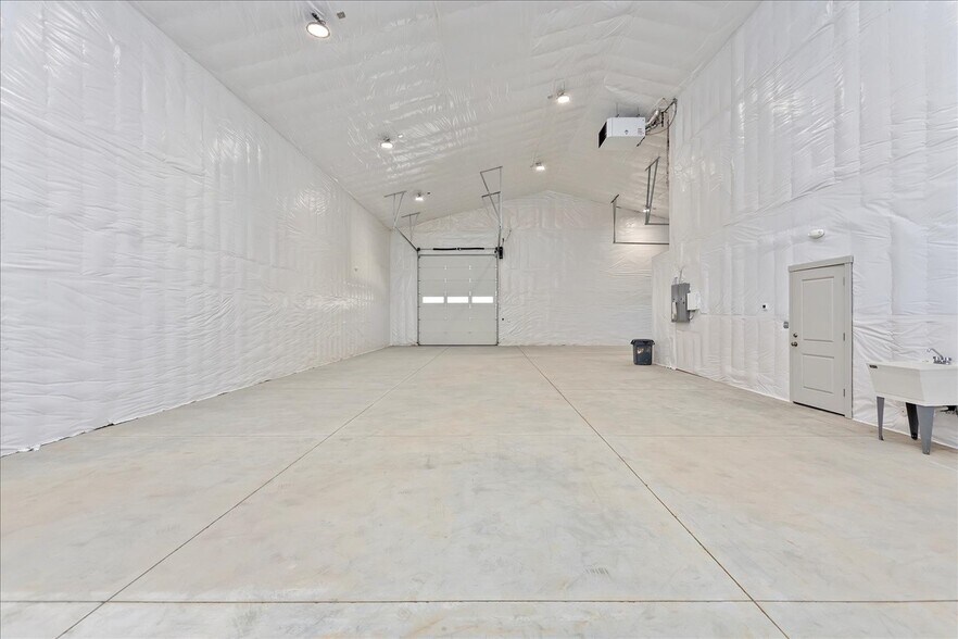 More Photos Of 225 N Happy Valley Rd, Nampa Warehouse For Lease