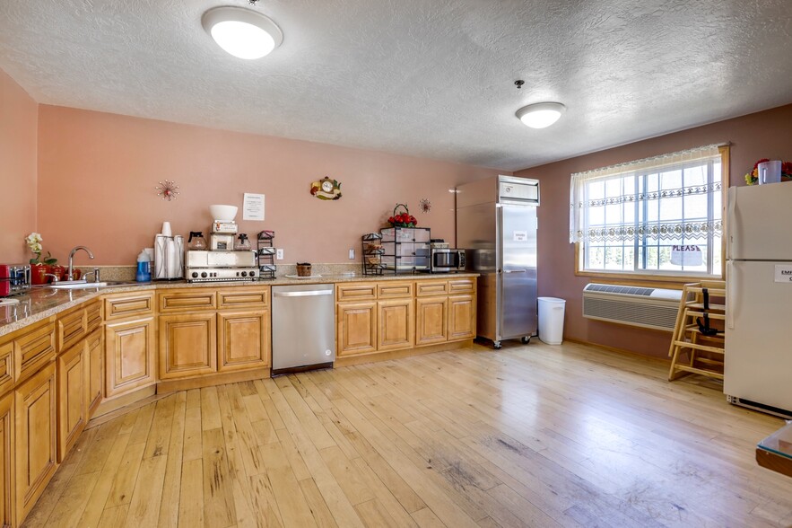 More Photos Of 2019 N Poplar St, Leadville Hotel For Sale