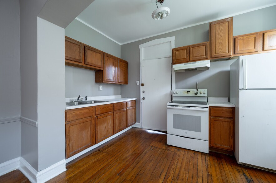 More Photos Of 1426 S 5th Ave, Maywood Apartments For Sale