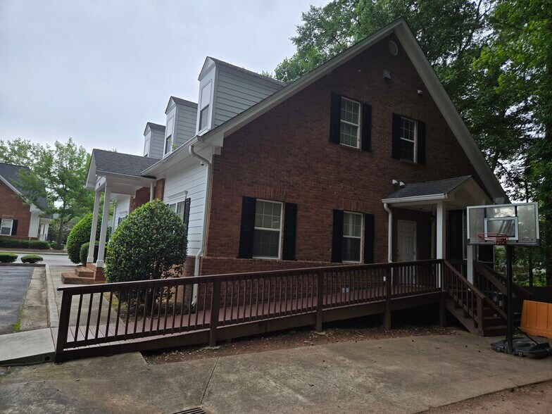 More Photos Of 140 Howard Ln, Fayetteville Office For Sale