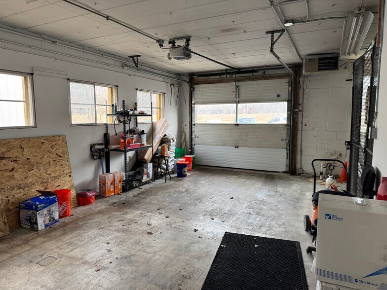 More Photos Of 4 Bonnie Ln, Yorkville Office For Sale