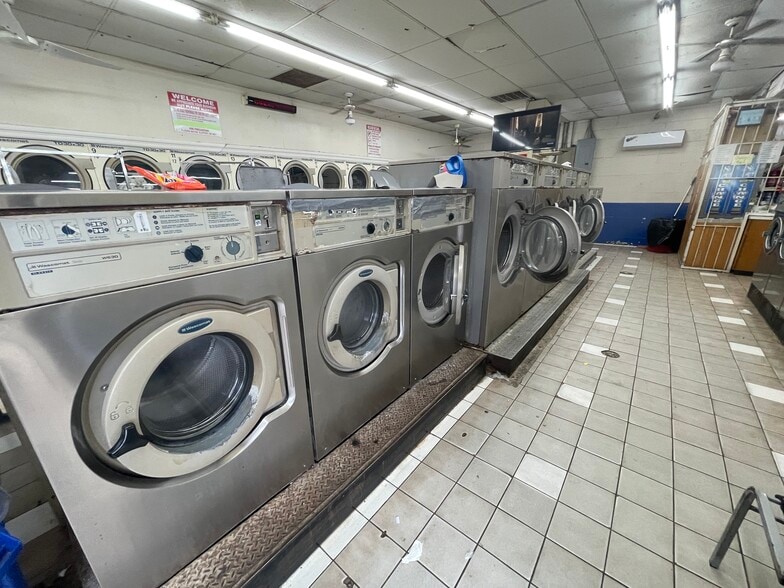 More Photos Of 655 Rouse St, Houston Storefront For Sale