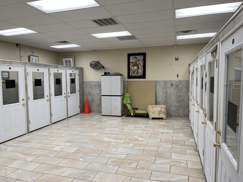 More Photos Of 1343 Lane Ave S, Jacksonville Veterinarian Kennel For Sale