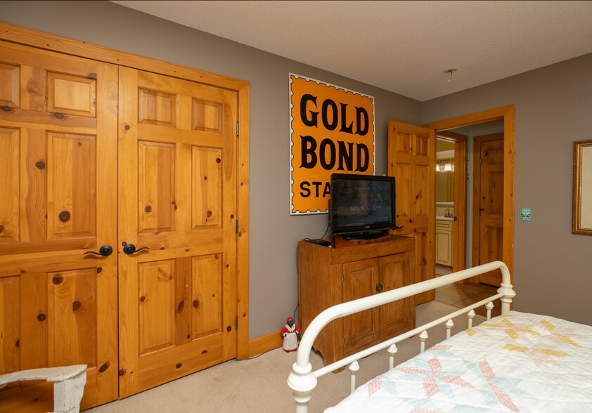 More Photos Of 1127 N Lakeshore Dr, Lake City Hotel For Sale