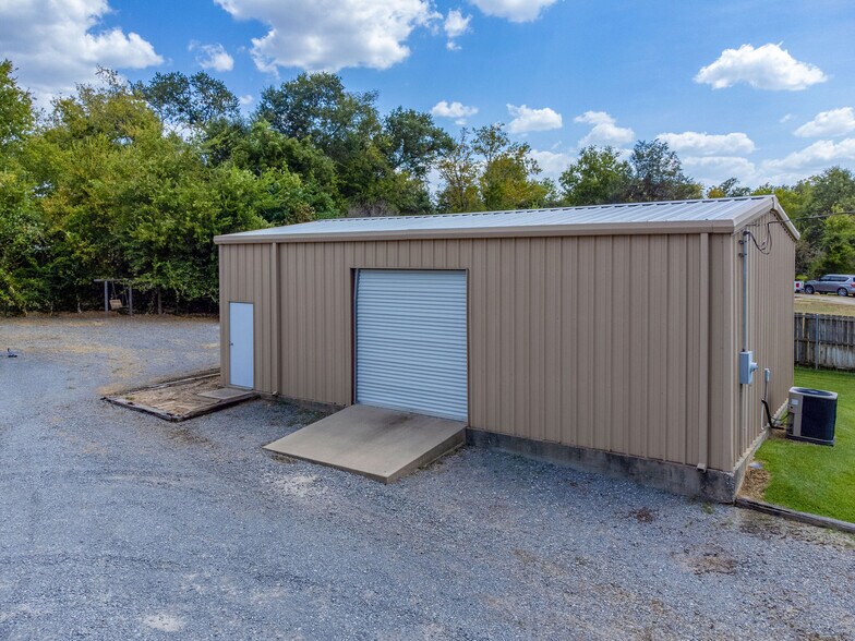 More Photos Of 611 S Mobberly Ave, Longview Flex For Sale