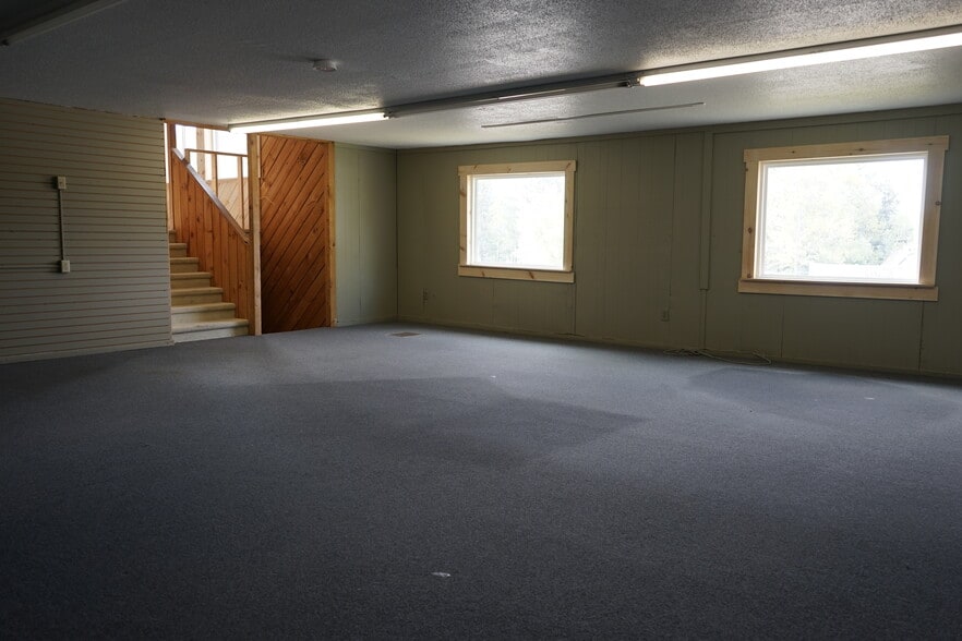 More Photos Of 12 Southmayd St, Campton Freestanding For Sale