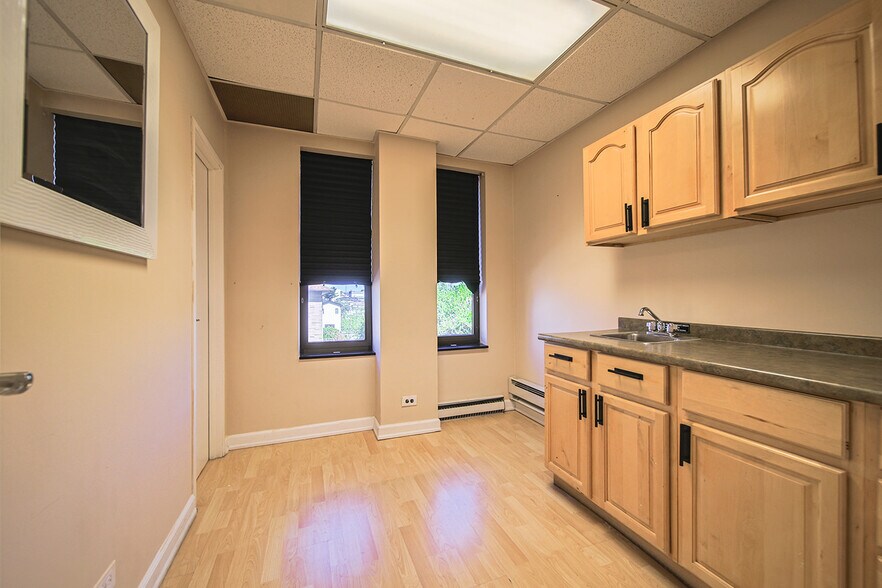 More Photos Of 1625 Anderson Ave, Fort Lee Medical For Lease