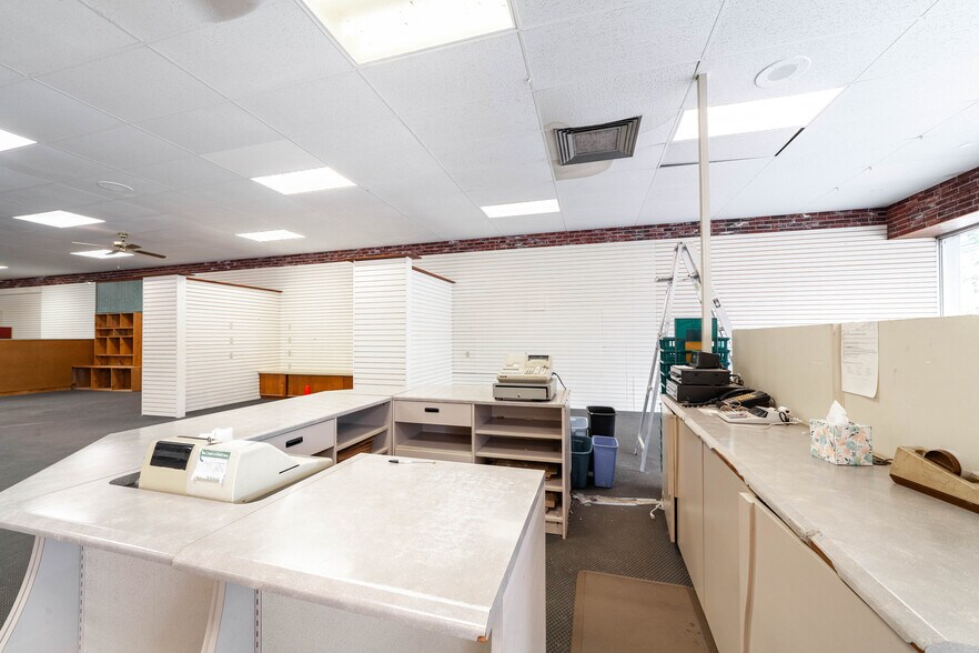 More Photos Of 500 W Reed St, Moberly Storefront For Lease