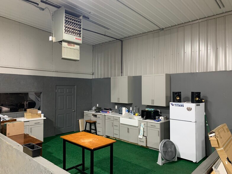 More Photos Of 215 James St, Gallatin Light Distribution For Lease