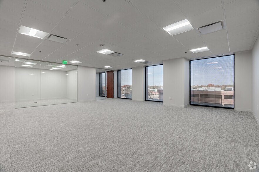 More Photos Of 17304 Preston Rd, Dallas Unknown For Lease