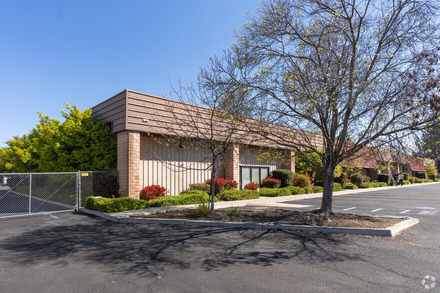 More Photos Of 105 W Dakota Ave, Clovis Industrial For Sale