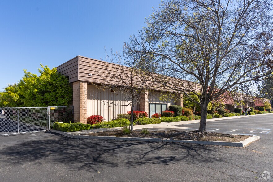 More Photos Of 105 W Dakota Ave, Clovis Unknown For Lease