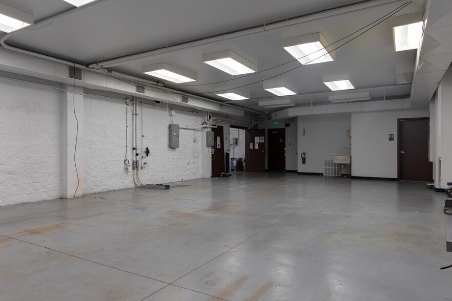 More Photos Of 6390 N Broadway, Denver Manufacturing For Lease