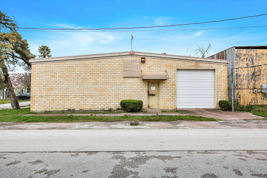 More Photos Of 115 Engel St, Houston Flex For Sale