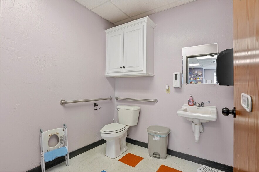 More Photos Of 17311 NE 23rd St, Choctaw Office For Sale
