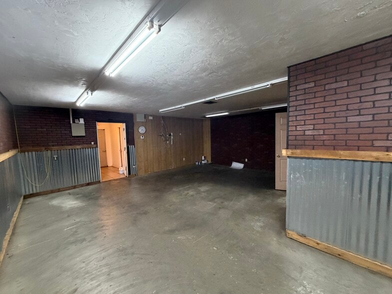 More Photos Of 15865 Brothers Ct, Fort Myers Warehouse For Lease