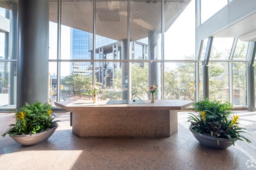 More Photos Of 301 Commerce St, Fort Worth Office For Lease