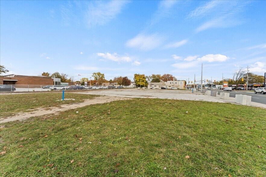 More Photos Of 2410-12-16-2488 Tecumseh W Rd, Windsor Land For Sale