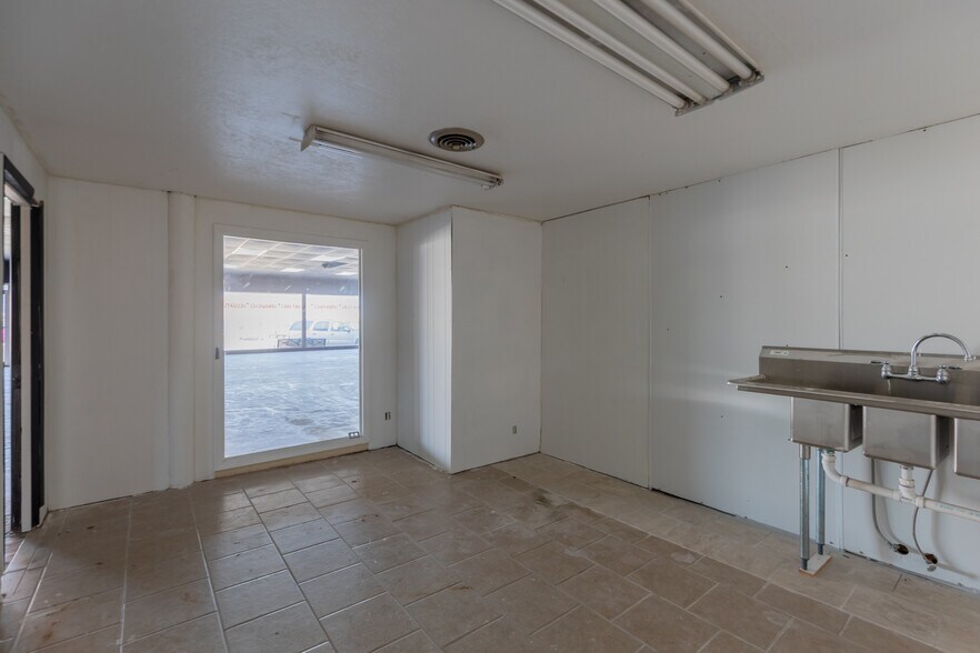 More Photos Of 221 N Cleveland Ave, Cushing Department Store For Sale