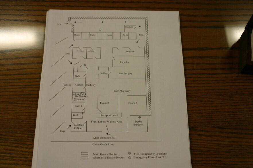 More Photos Of 207 China Grade Loop, Bakersfield Veterinarian Kennel For Sale