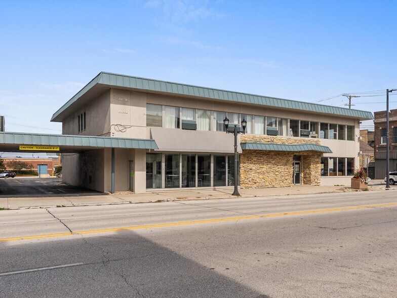 More Photos Of 908 Washington St, Manitowoc Hotel For Sale