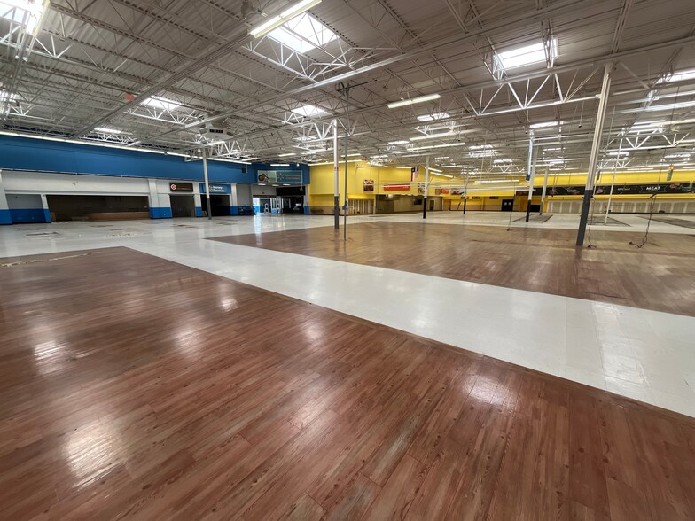 More Photos Of 3155 W Wheatland Rd, Dallas Freestanding For Sale