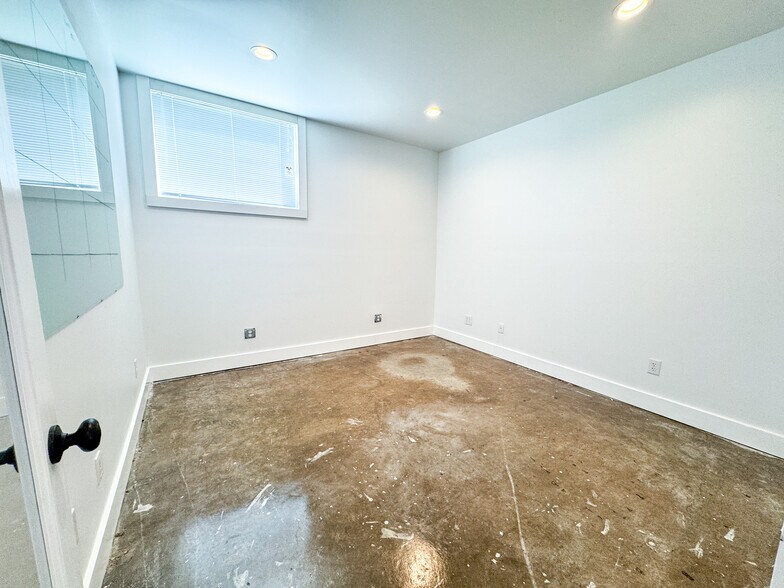 More Photos Of 920 Dauphin St, Mobile Office For Sale