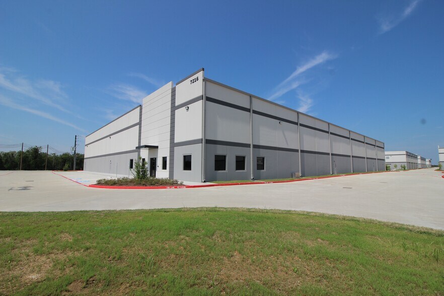 More Photos Of 7216 E Freeway, Baytown, TX 77521, USA Fwy, Baytown Distribution For Sale