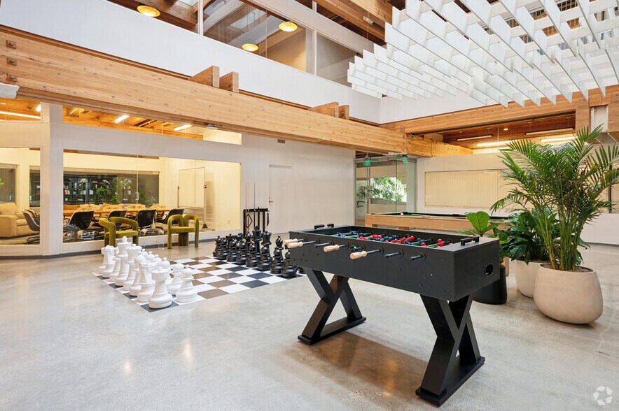 More Photos Of 4444 W Lakeside Dr, Burbank Loft Creative Space For Lease