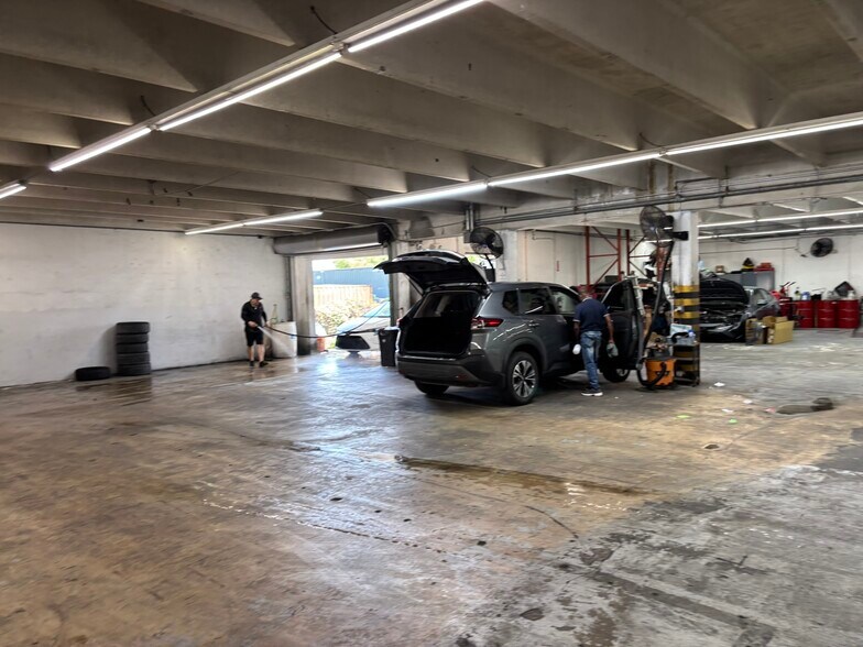More Photos Of 111 SW 33rd St, Fort Lauderdale Warehouse For Lease