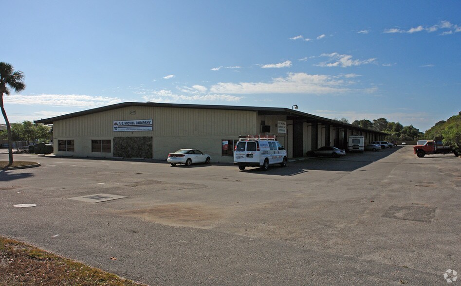More Photos Of 2542 12th St, Sarasota Warehouse For Lease