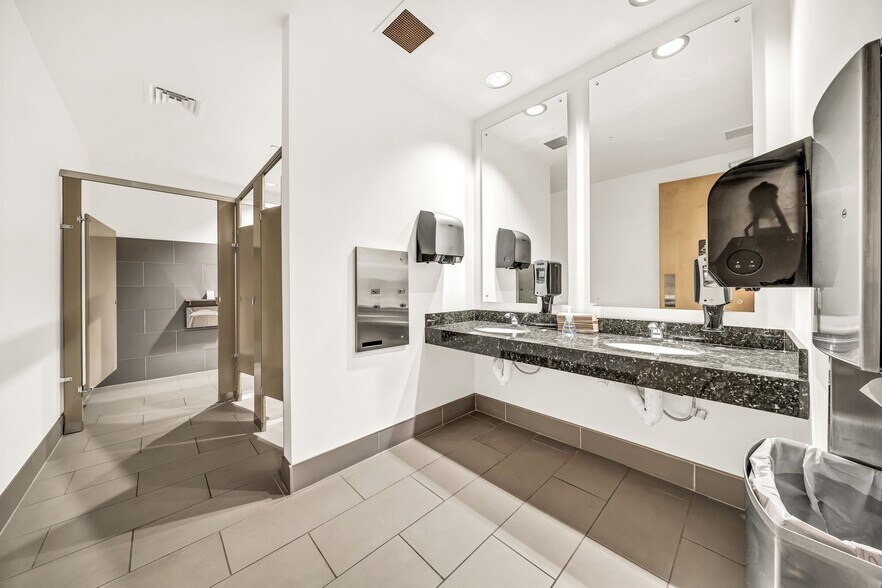 More Photos Of 14505 N Hayden Rd, Scottsdale Light Distribution For Lease