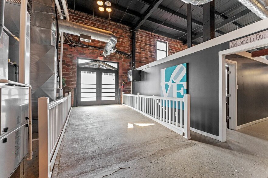 More Photos Of 950 S White River Parkway West Dr, Indianapolis Lodge Meeting Hall For Lease