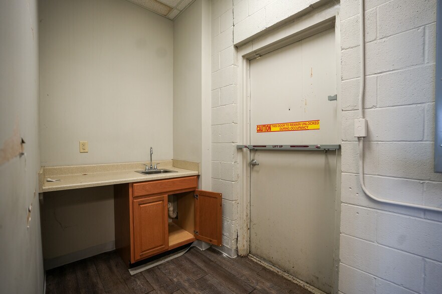 More Photos Of 3094 Richmond Rd, Lexington Unknown For Lease