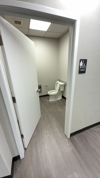 More Photos Of 3001 Airport Fwy, Bedford Medical For Lease