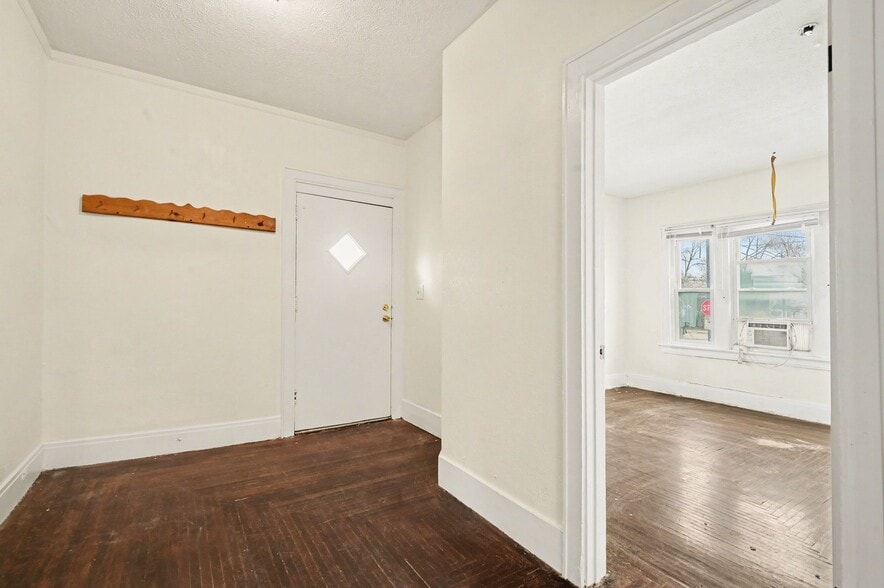 More Photos Of 1830 Woodlawn Ave, Middletown Specialty For Sale