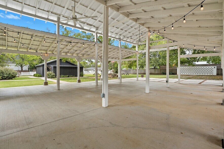 More Photos Of 924 S Main St, Broken Arrow Showroom For Sale
