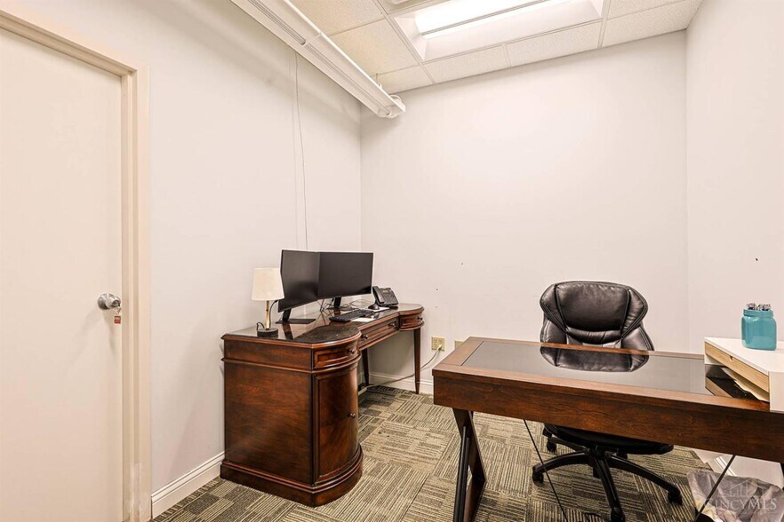 More Photos Of 5630 Bridgetown Rd, Cincinnati Office For Sale