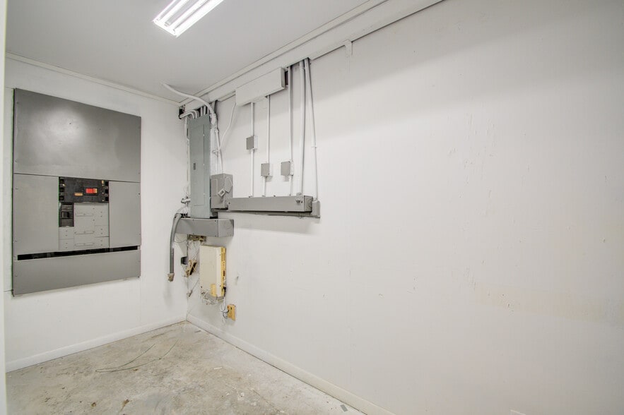 More Photos Of 7002 Bissell Rd, Manvel Manufacturing For Lease