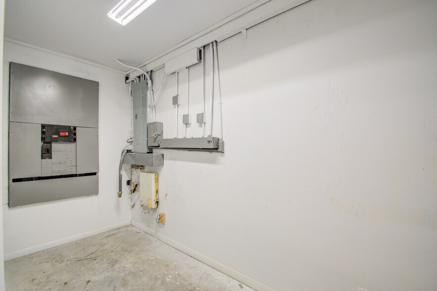 More Photos Of 7002 Bissell Rd, Manvel Manufacturing For Sale