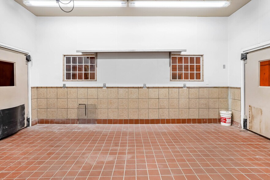 More Photos Of 8977 DuPont Blvd, Lincoln Convenience Store For Sale