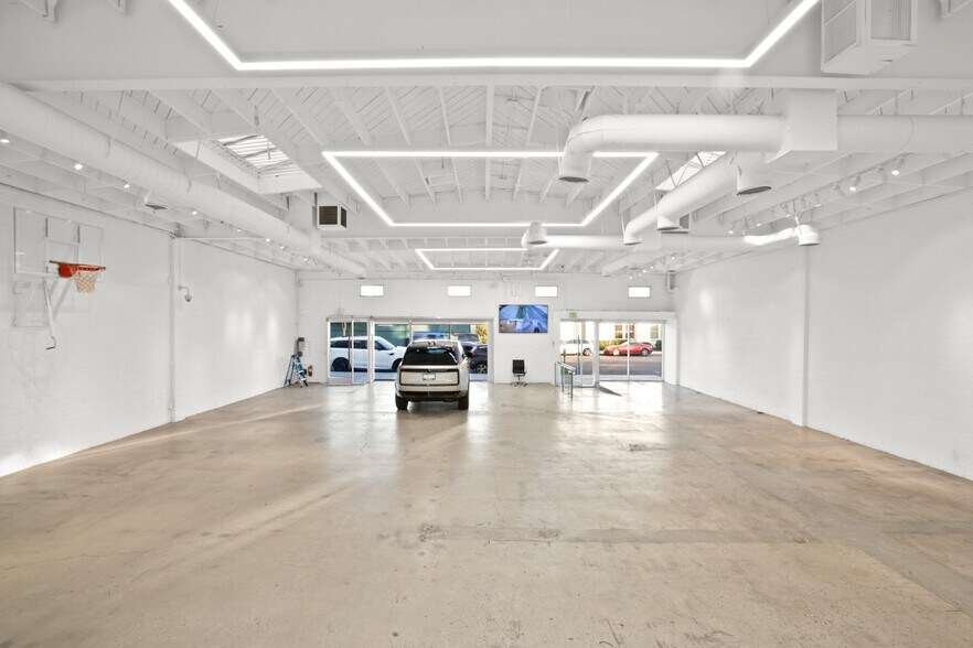More Photos Of 165-171 S Robertson Blvd, Beverly Hills Storefront For Lease