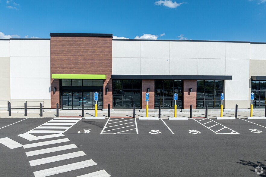 More Photos Of 3333 Berlin Tpke, Newington General Retail For Lease