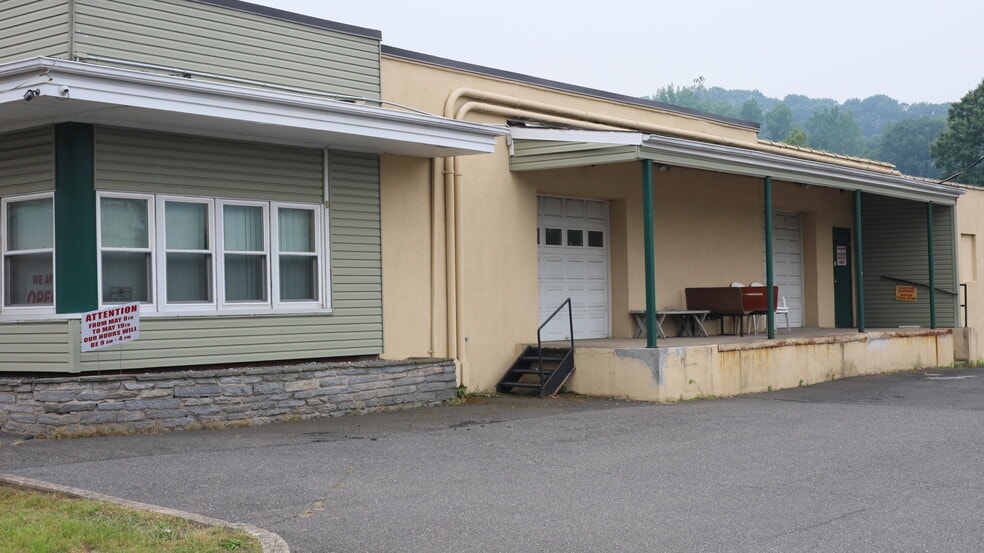 More Photos Of 2148 S Main St, Waterbury Warehouse For Lease