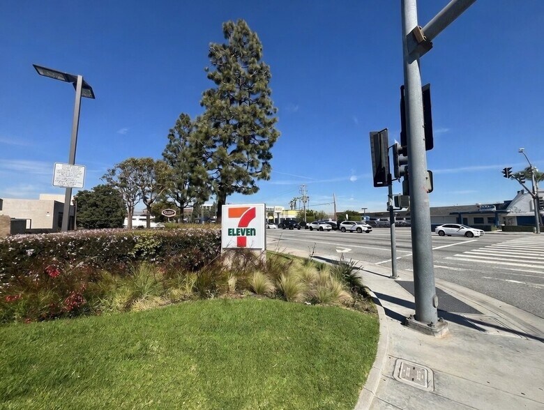 More Photos Of 3001 Bristol St, Costa Mesa Storefront For Lease