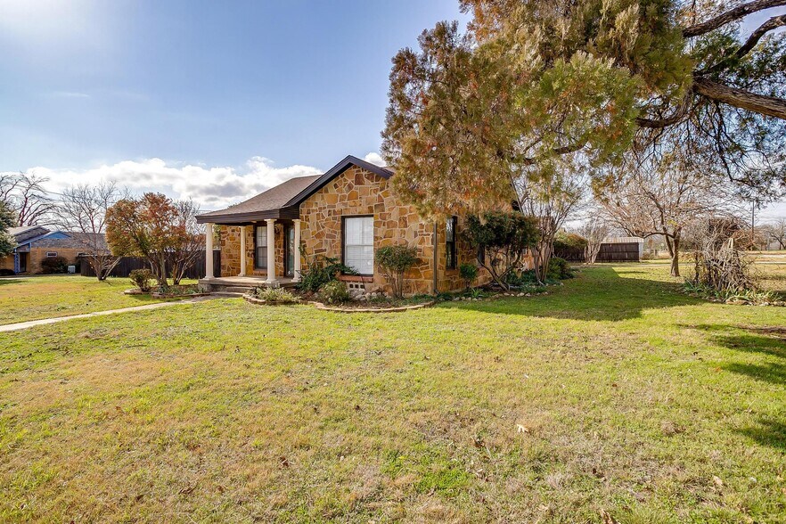 More Photos Of 113 N Tarrant St, Crowley Office For Sale