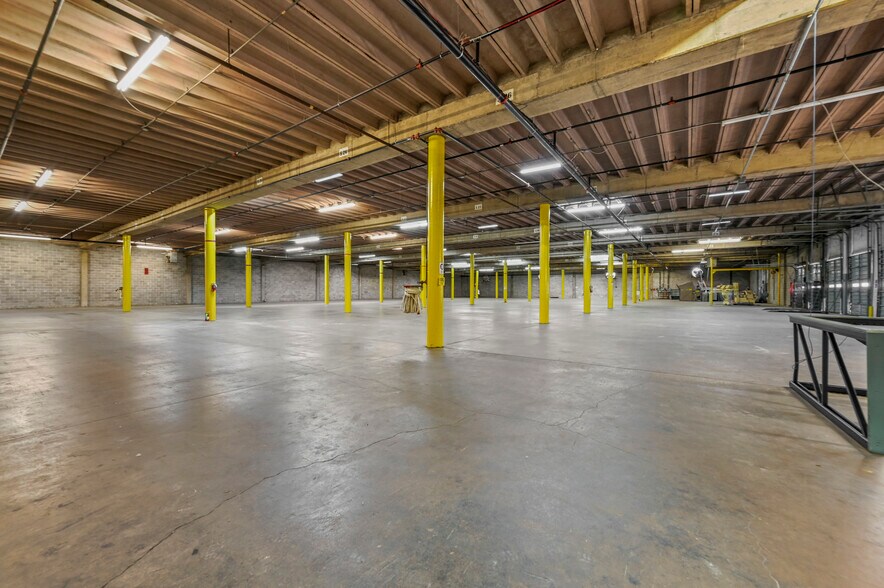 More Photos Of 3141 Hansboro Ave, Dallas Warehouse For Sale