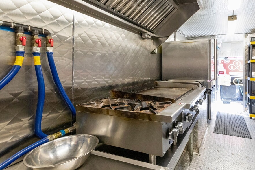 More Photos Of 883 SW Church St, Dallas Restaurant For Sale